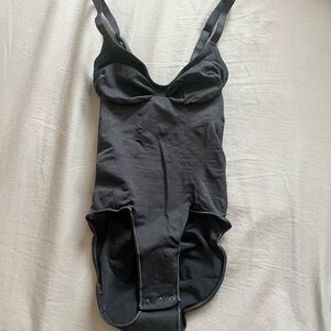 SKIMS Seamless sculpt body brief size: s